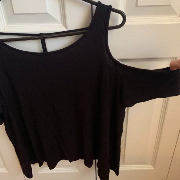 Love on a Hanger Black Cold Shoulder Top Size Large 🕷 - Picture 4 of 5